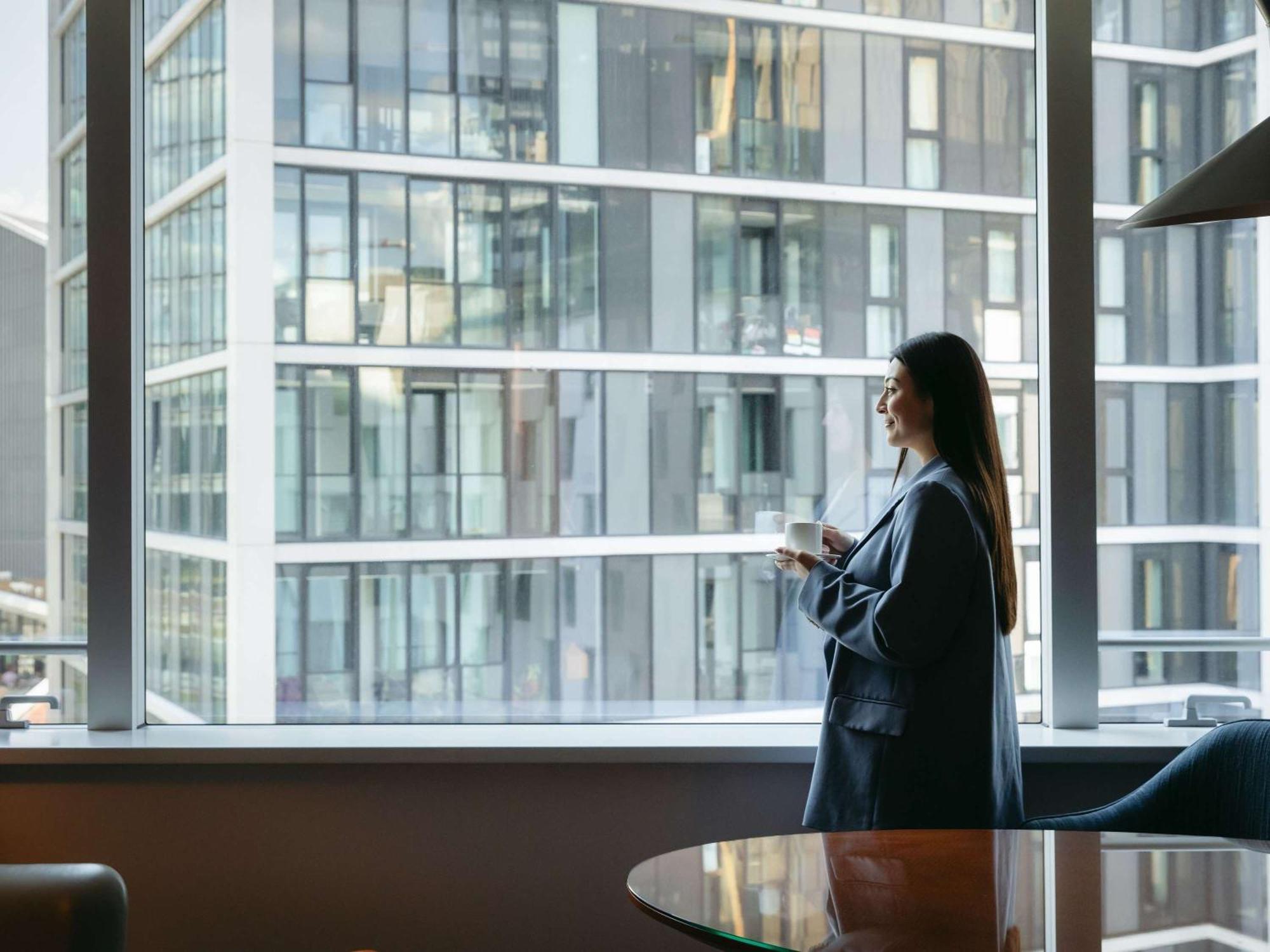 Sofitel Luxembourg Europe Hotel Bagian luar foto A woman in a business environment