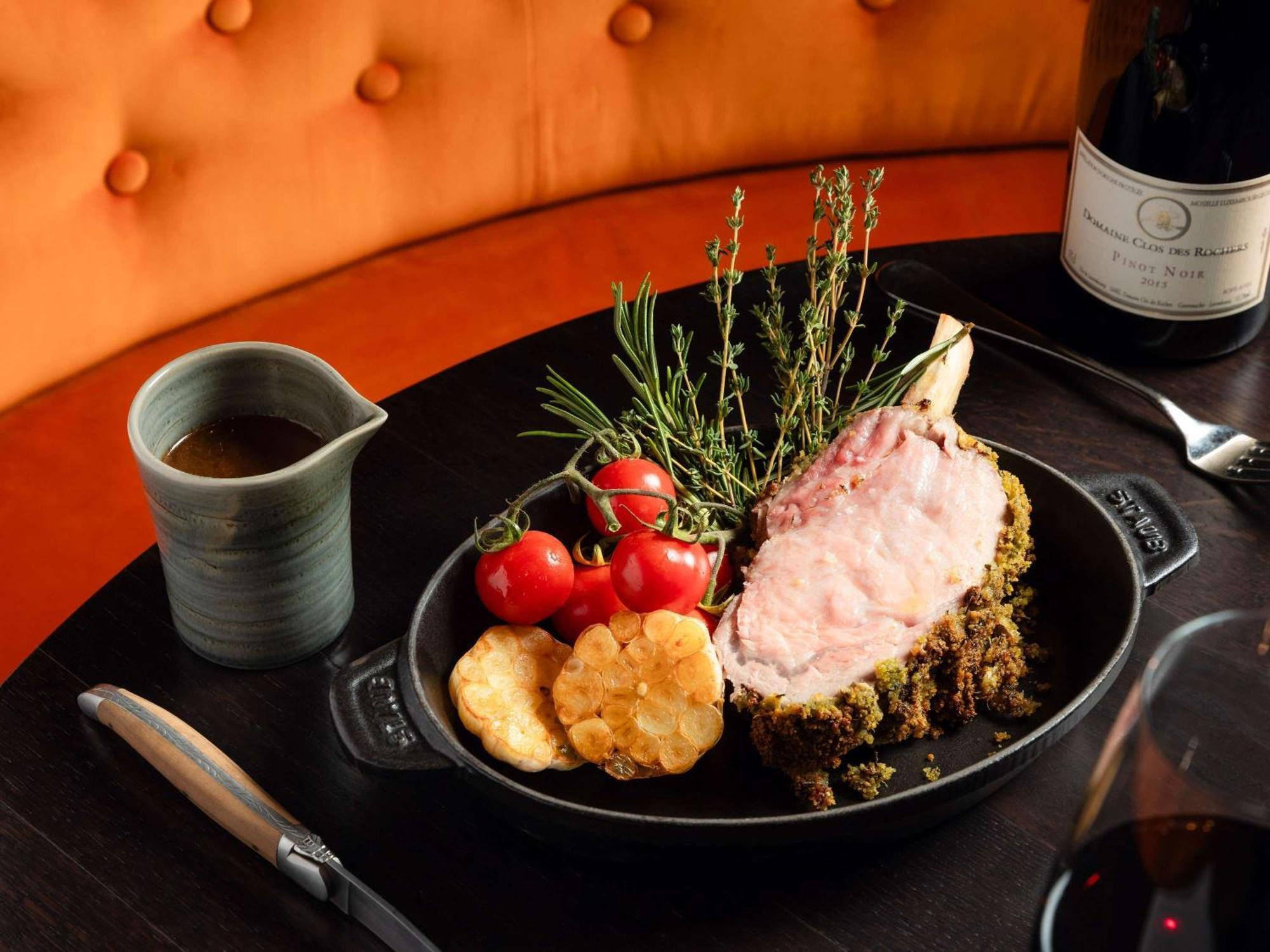 Sofitel Luxembourg Europe Hotel Bagian luar foto A pork chop prepared with a mustard crust